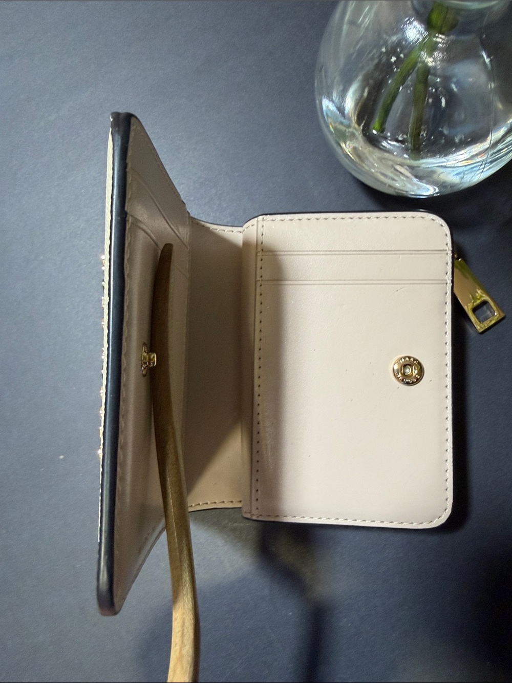 Marc Jacobs Cream Pebbled Leather Zip Wallet with Gold Logo - Picture 3 of 6